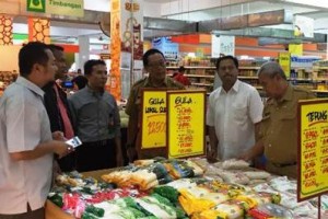 Tim Gabungan  saat sidak ke sejumlah toko modern dan pasar tradisional.